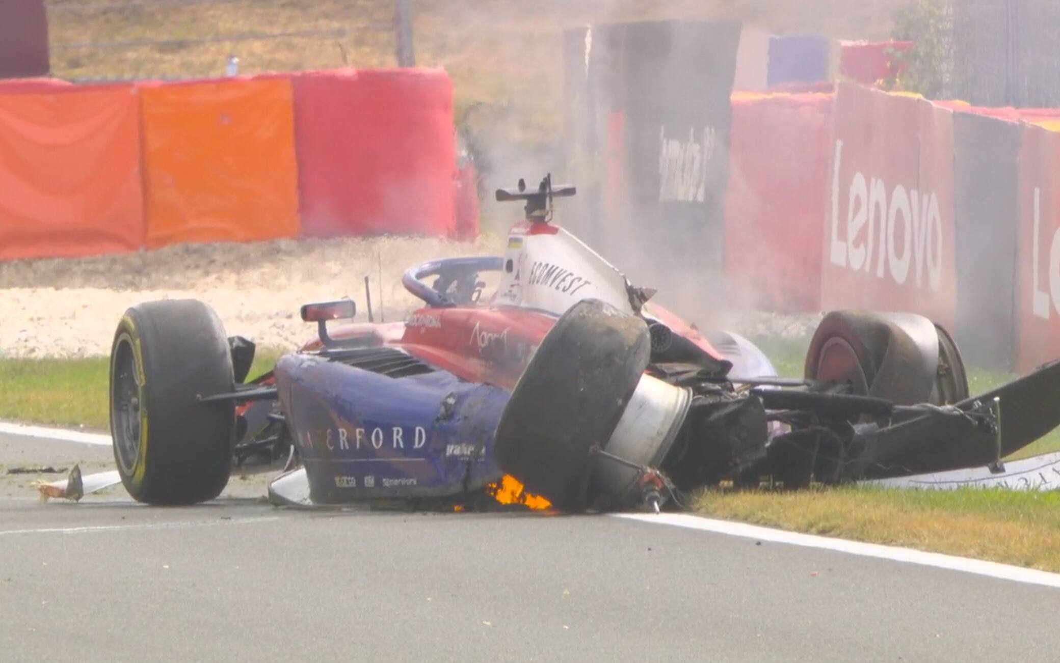 Formula 2, paura per Van Hoepen nella Feature di Spa: botto violento, fiamme in auto