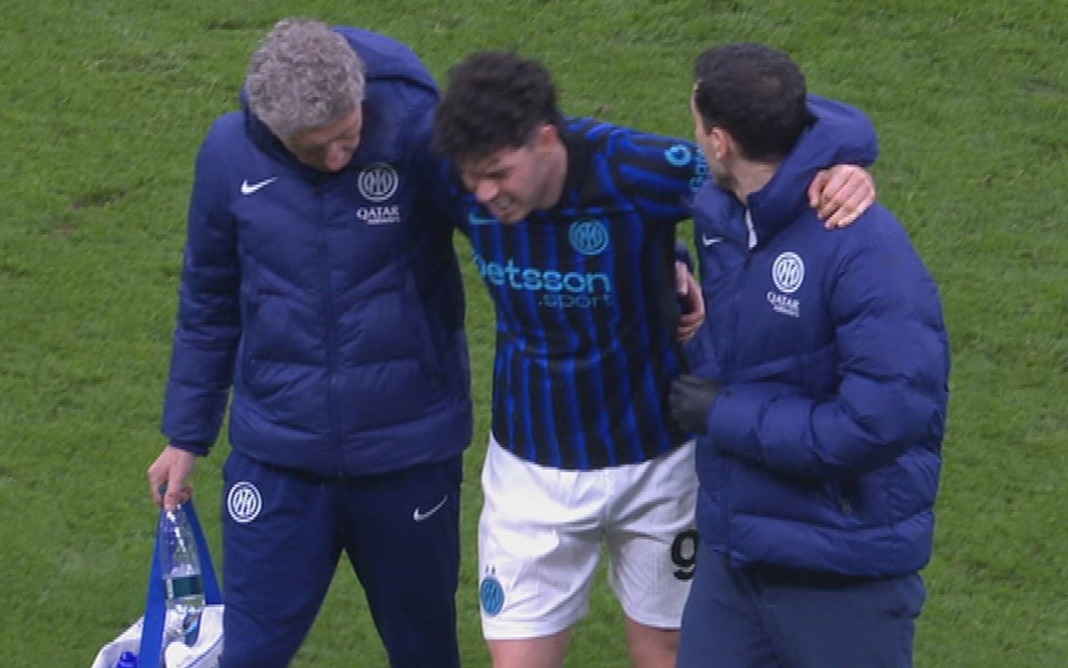 Bastoni, infortunio in Milan-Inter: costretto al cambio al 68' del derby