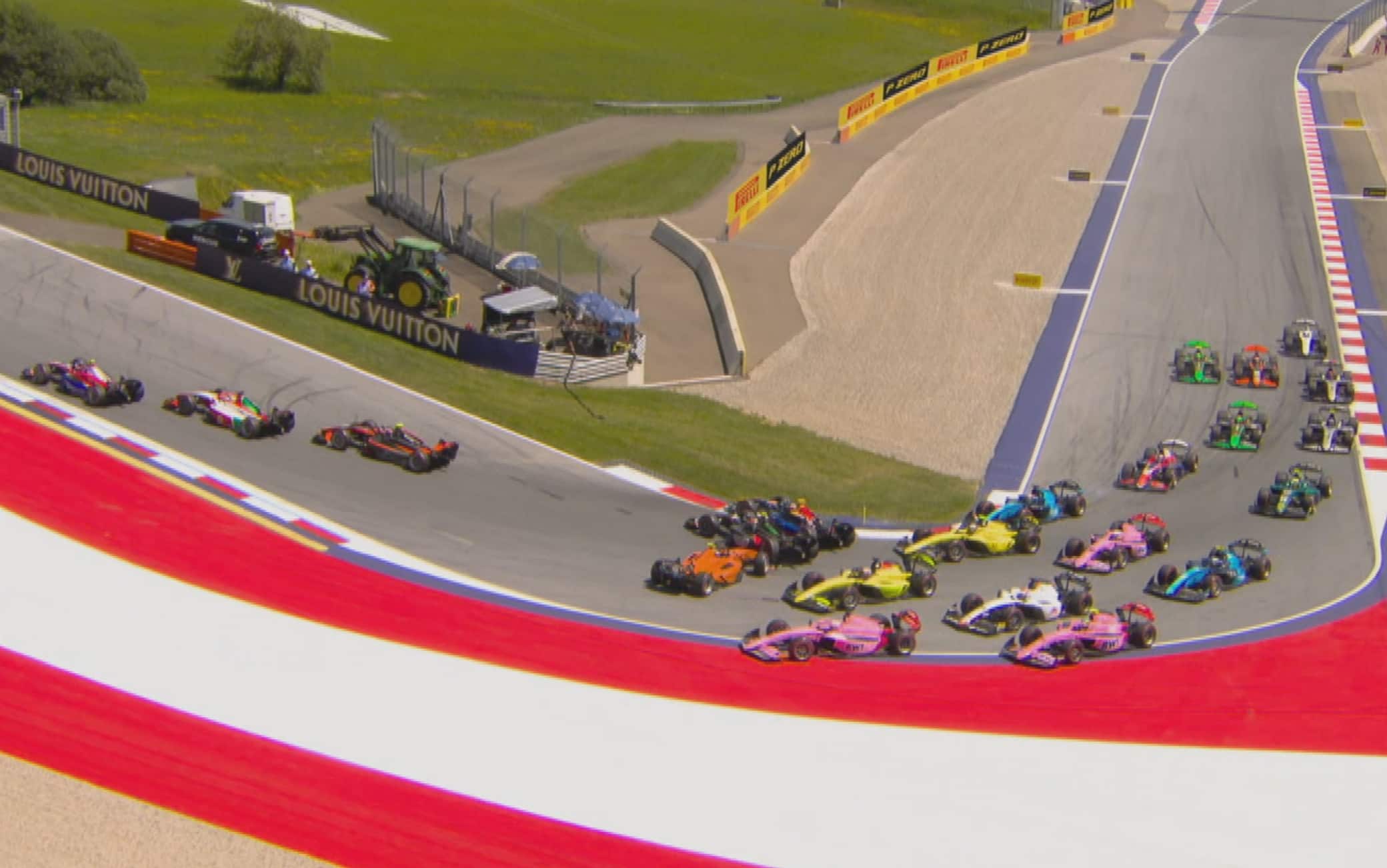 Formula 2, maxi incidente al via della Sprint Race in Austria: 6 auto coinvolte. FOTO