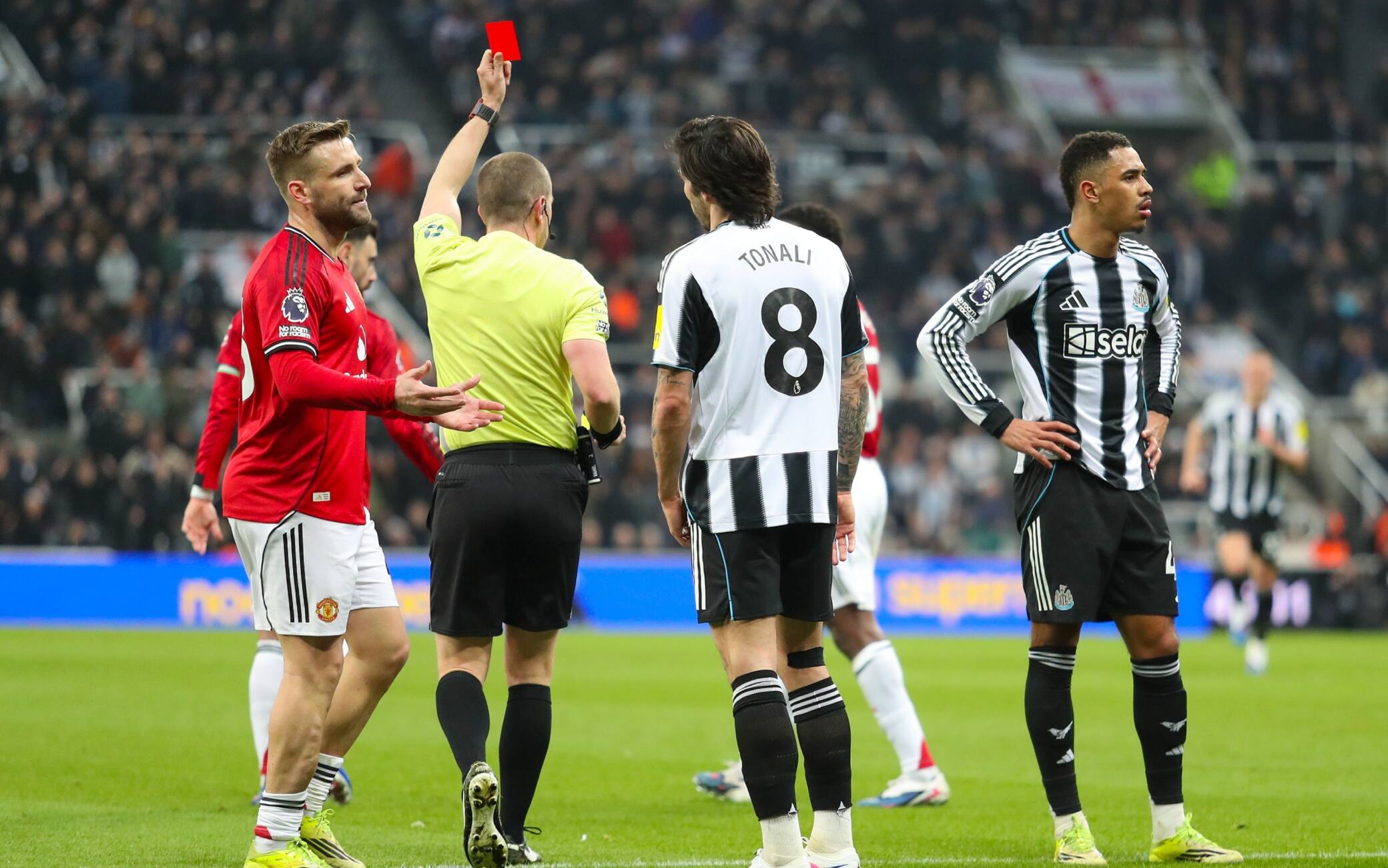Newcastle-Manchester United, Ramsey espulso dopo una simulazione in area. VIDEO