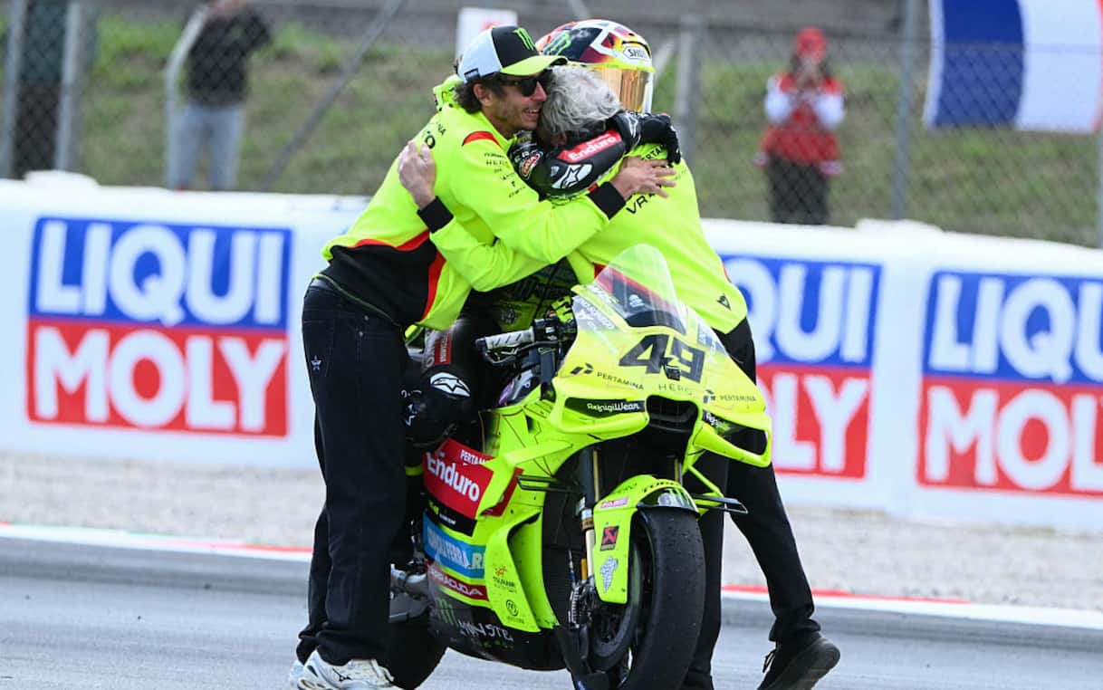 https://sport.sky.it/assets/images/487fcaab2e14d3b579dc1f7f2d9fa1980b985fdb/skysport/it/motori/motogp/video/2026/05/22/valentino-rossi-di-giannantonio-gp-barcellona-video-1099882/getty_diggia_valentino_rossi.jpg?im=Resize,width=1218