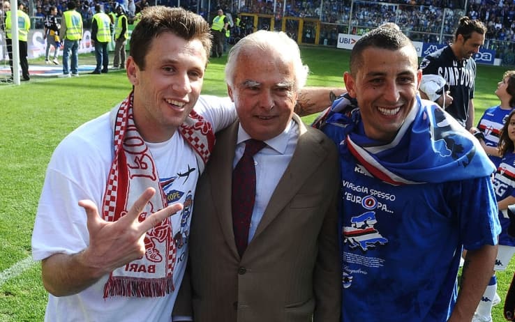 Cassano, Garrone e Palombo con la maglia che celebra la Sampdoria qualificata in Champions