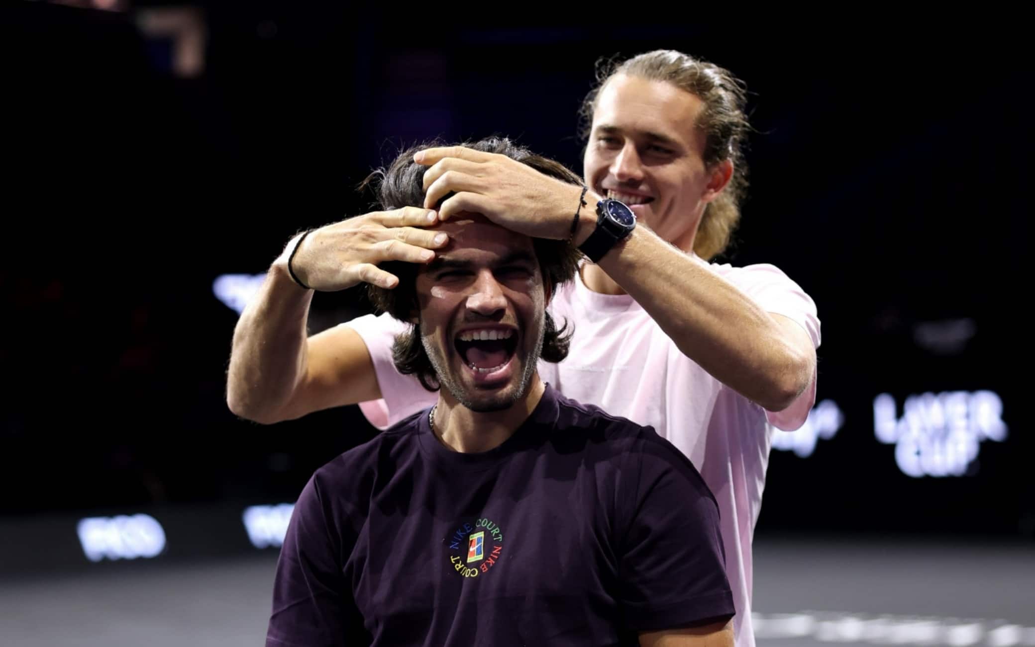 Zverev parrucchiere per Alcaraz alla Laver Cup 2026. VIDEO