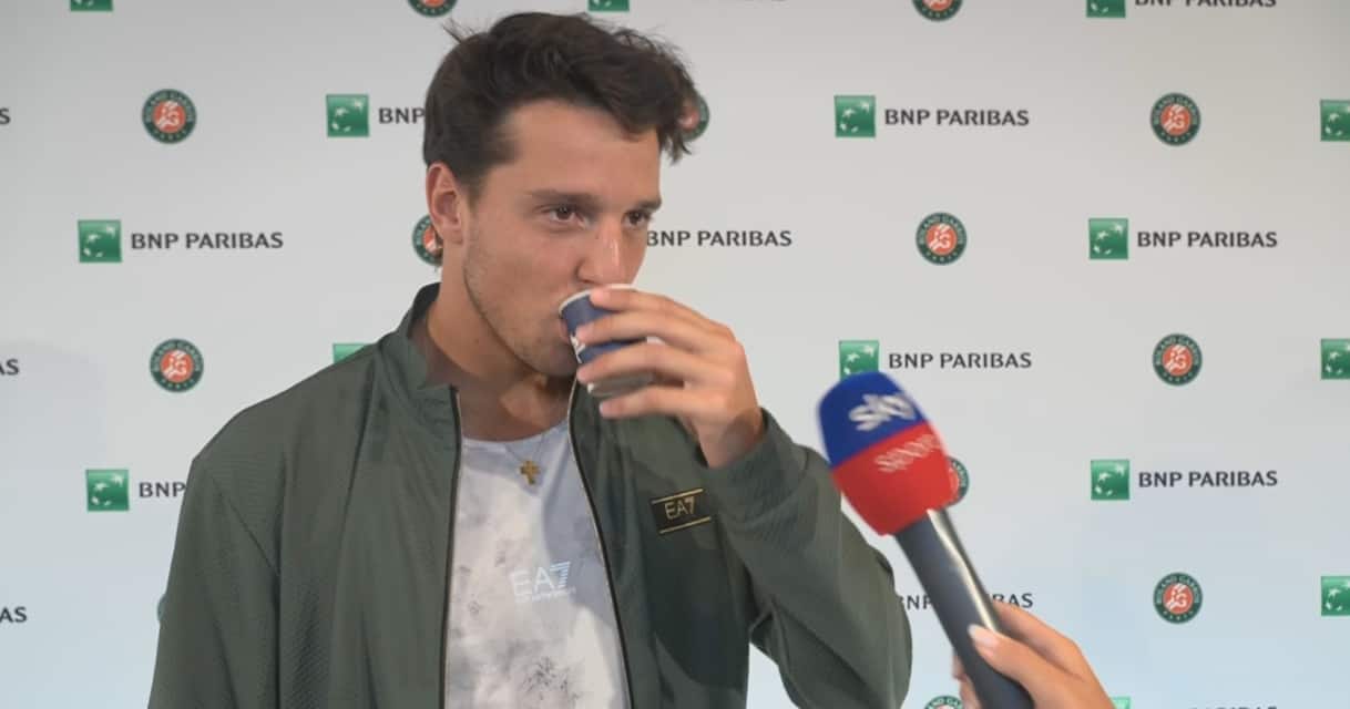 https://sport.sky.it/assets/images/490f6ccbb2d71a211d2fe7e0f475c4d7718ffbef/skysport/it/tennis/video/2026/05/24/darderi-caffe-roma-motivo-intervista-video-1100334/darderi_og_1.jpg?im=Resize,width=1218