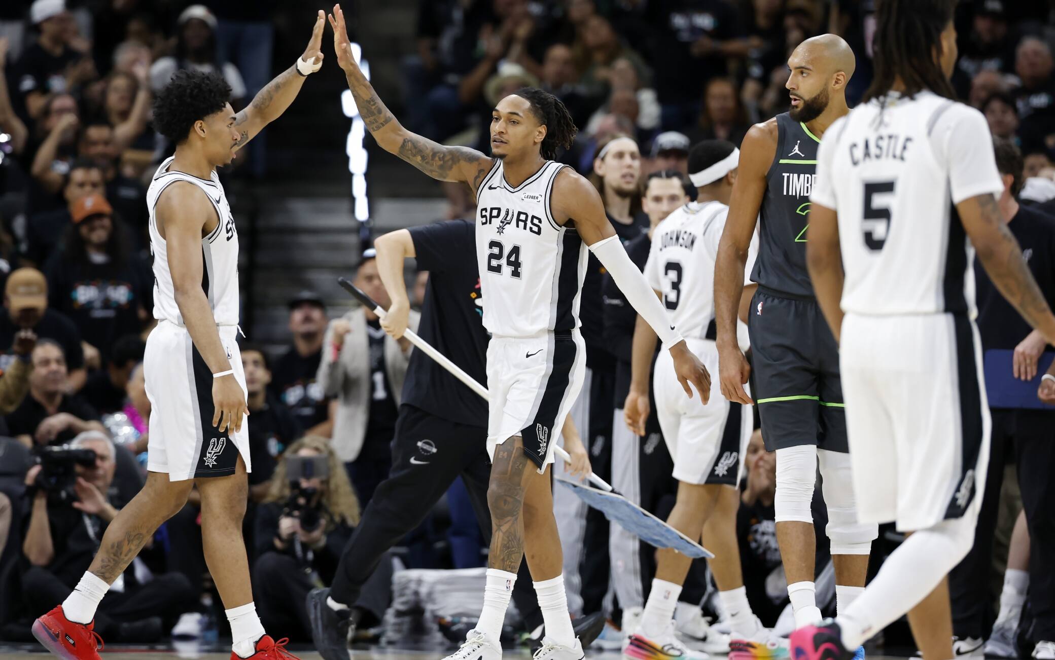 Playoff NBA, i risultati della notte: San Antonio domina Minnesota, Knicks in volata