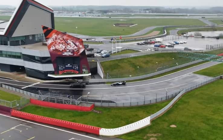 F1, la nuova Mercedes a Silverstone: i primi giri della W17