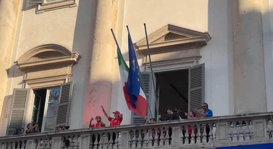 Leclerc e Hamilton a Palazzo Reale: il saluto ai tifosi