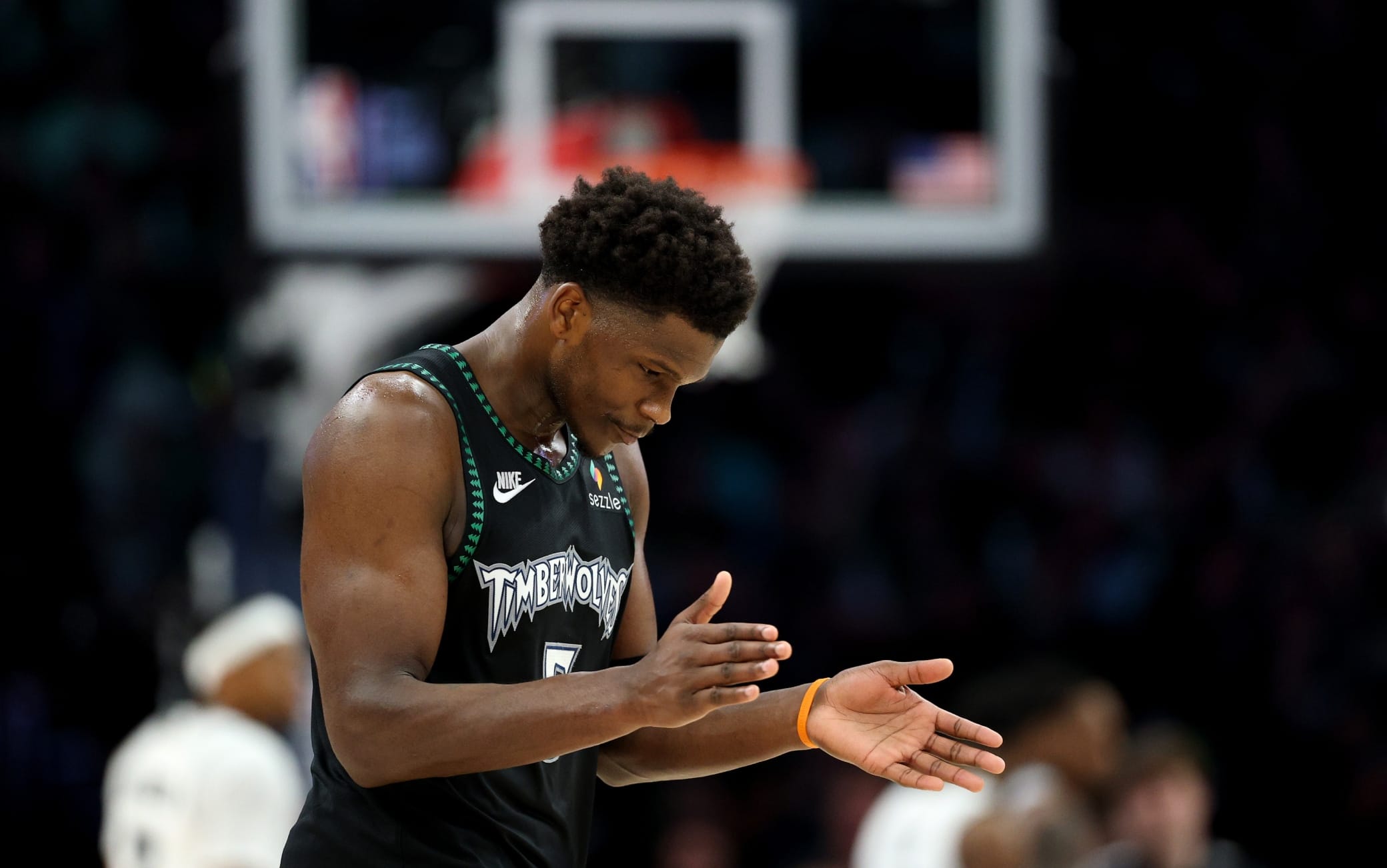 NBA, Ant le prova tutte: 32 punti e 14 rimbalzi in gara-3, ma vince San Antonio