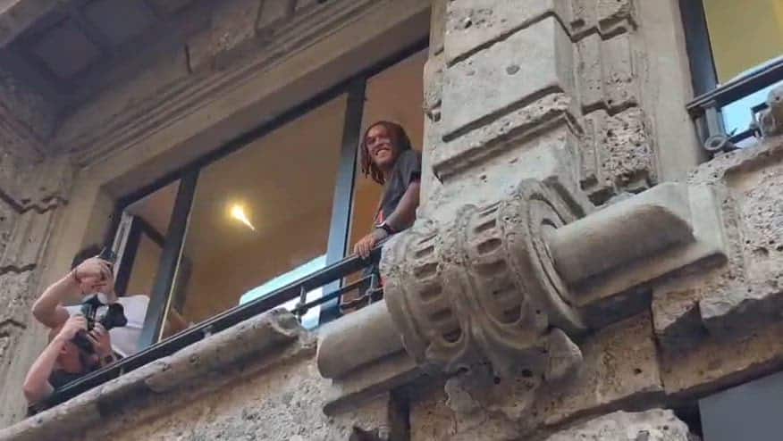 Milan, i tifosi salutano Moreira durante la presentazione