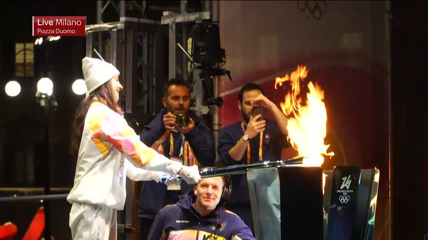 La Fiamma Olimpica di Milano Cortina in piazza Duomo. VIDEO
