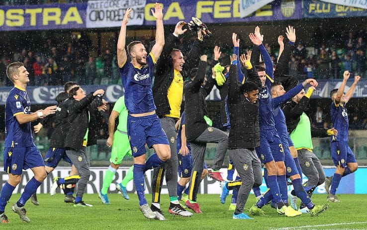 I giocatori del Verona esultano dopo l'1-0 contro la Fiorentina