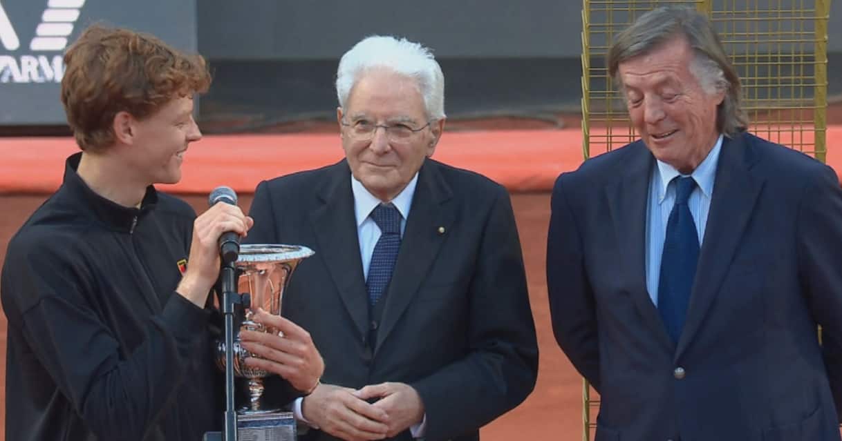 https://sport.sky.it/assets/images/4ab03c1ef902778df3f05d8baad8542f9ac55432/skysport/it/tennis/video/2026/05/17/video-sinner-battuta-panatta-genitori-non-stavano-insieme-1098785/sinner_panatta_og.jpg?im=Resize,width=1218