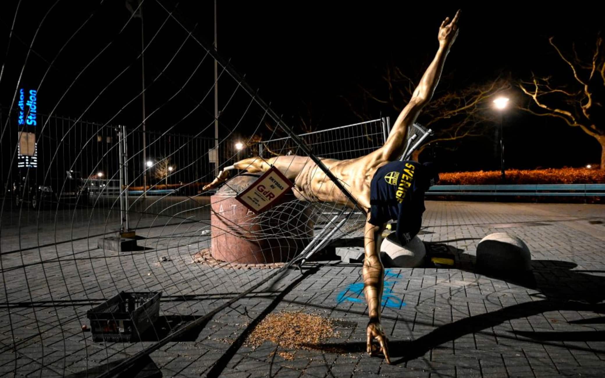 Ibra, segati i piedi della statua