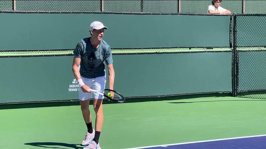 Sinner, il warm up prima del match con Shapovalov