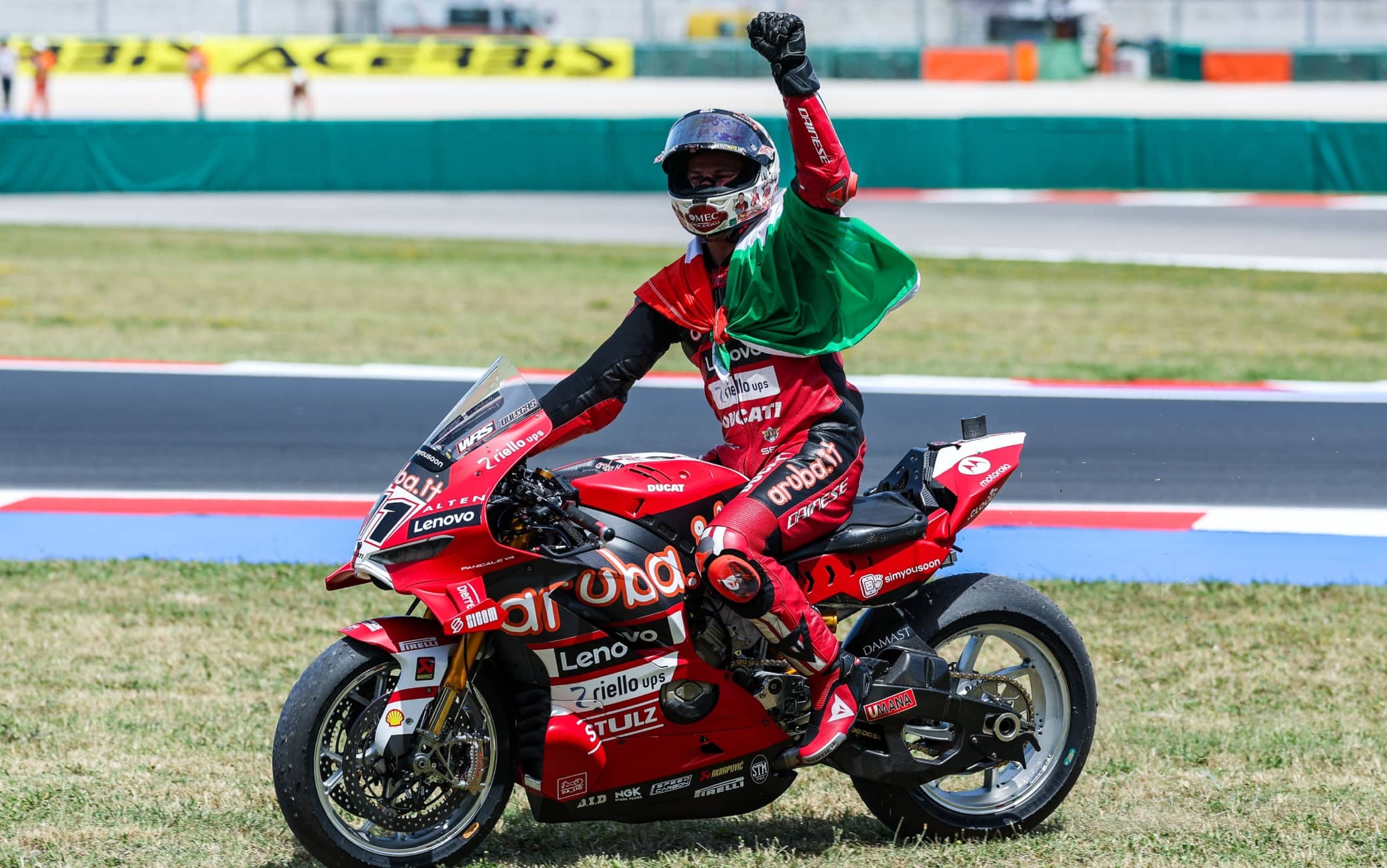 Sbk, Bulega vince la Superpole Race al Donington Park: il VIDEO dell'ultimo giro