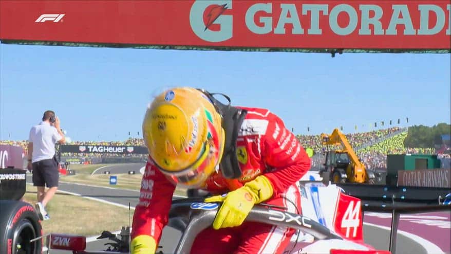 Hamilton, la carezza alla Ferrari dopo la pole Sprint