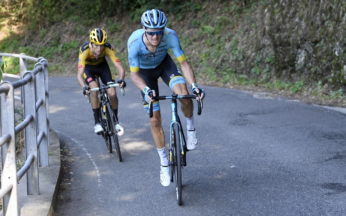 Il momento dello scatto di Fuglsang, che stacca Bennet sul San Fermo