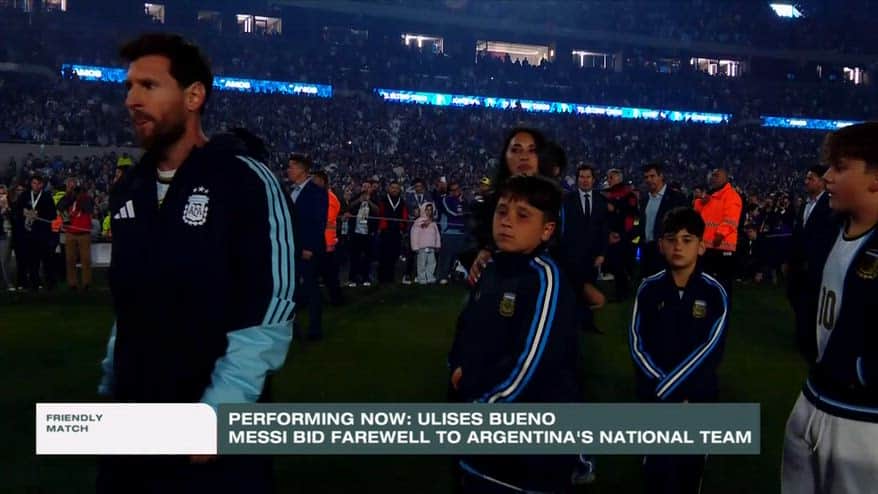 L'ultimo giro di campo di Messi con la maglia dell'Argentina