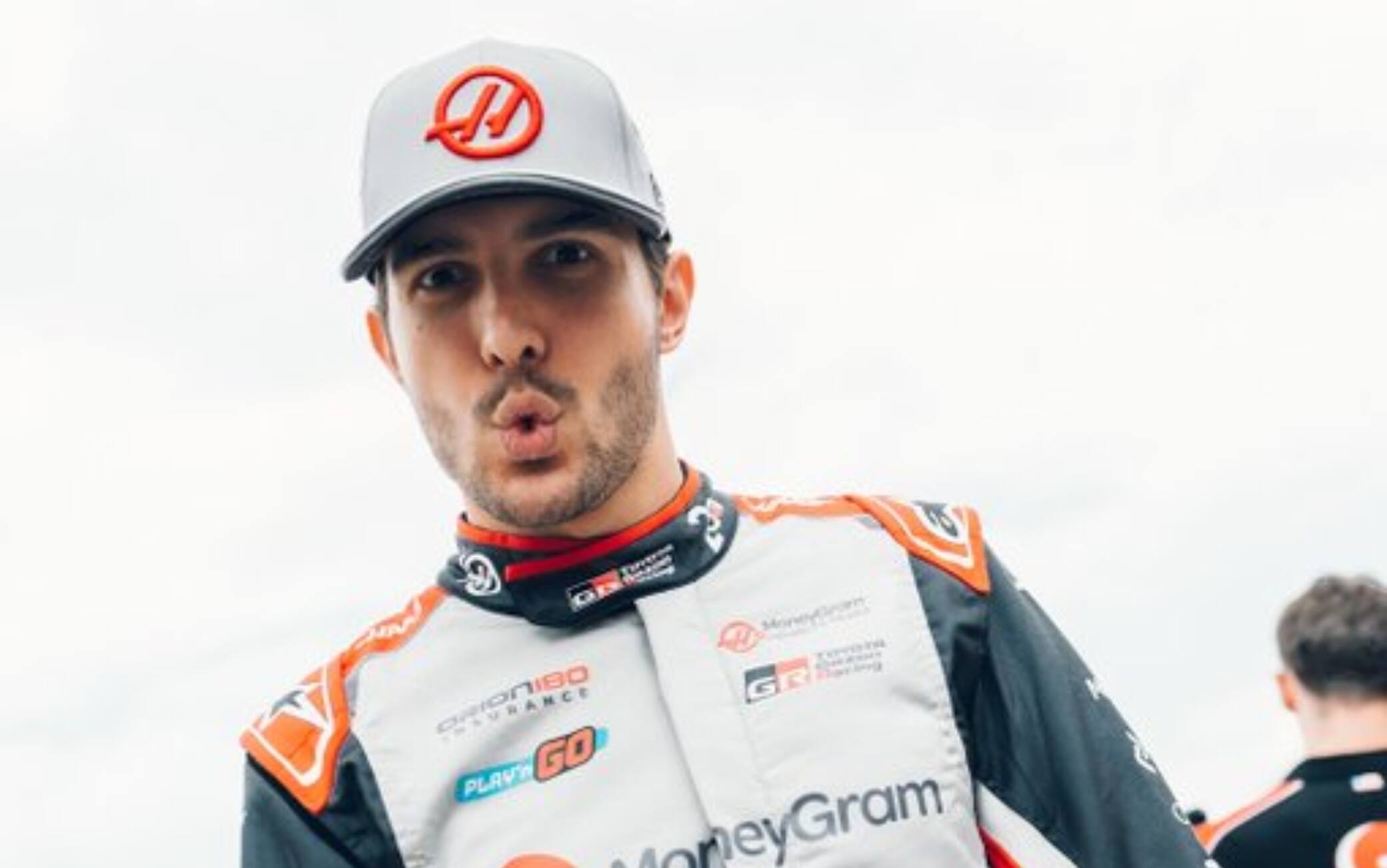 F1, lo sguardo di Ocon dopo aver visto per la prima volta la nuova Haas VF-26