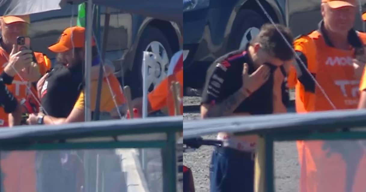 https://sport.sky.it/assets/images/4c36946e1ca75ac19d9c047ad653d5da7a714c9d/skysport/it/motori/motogp/video/2026/06/21/bezzecchi-scuse-marshall-abbraccio-lacrime-video/bezzecchi_lacrime_abbraccio_marshal_gp_brno_OG.jpg?im=Resize,width=1218