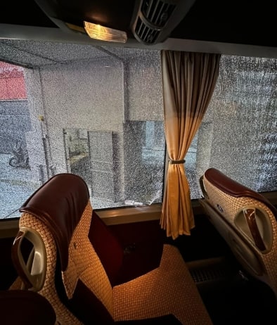 Il pullman della Cremonese danneggiato dai tifosi doriani