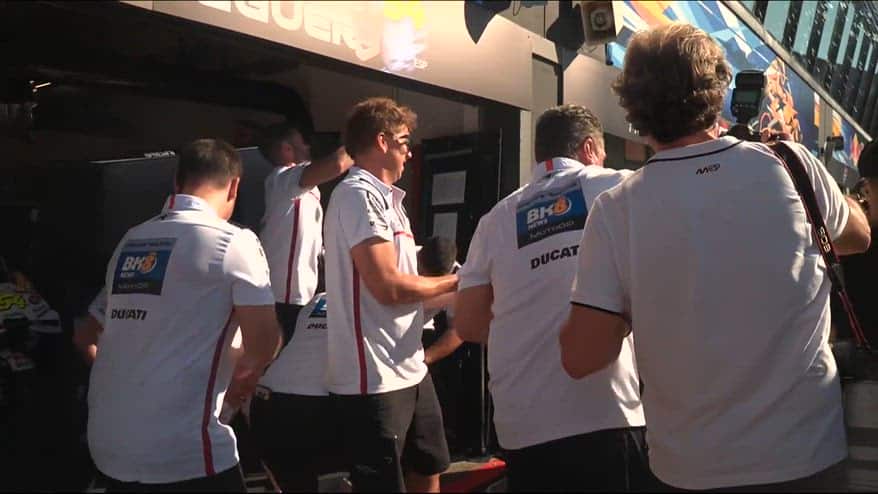 GP Misano, lotta di gavettoni nei box tra Gresini e Ducati