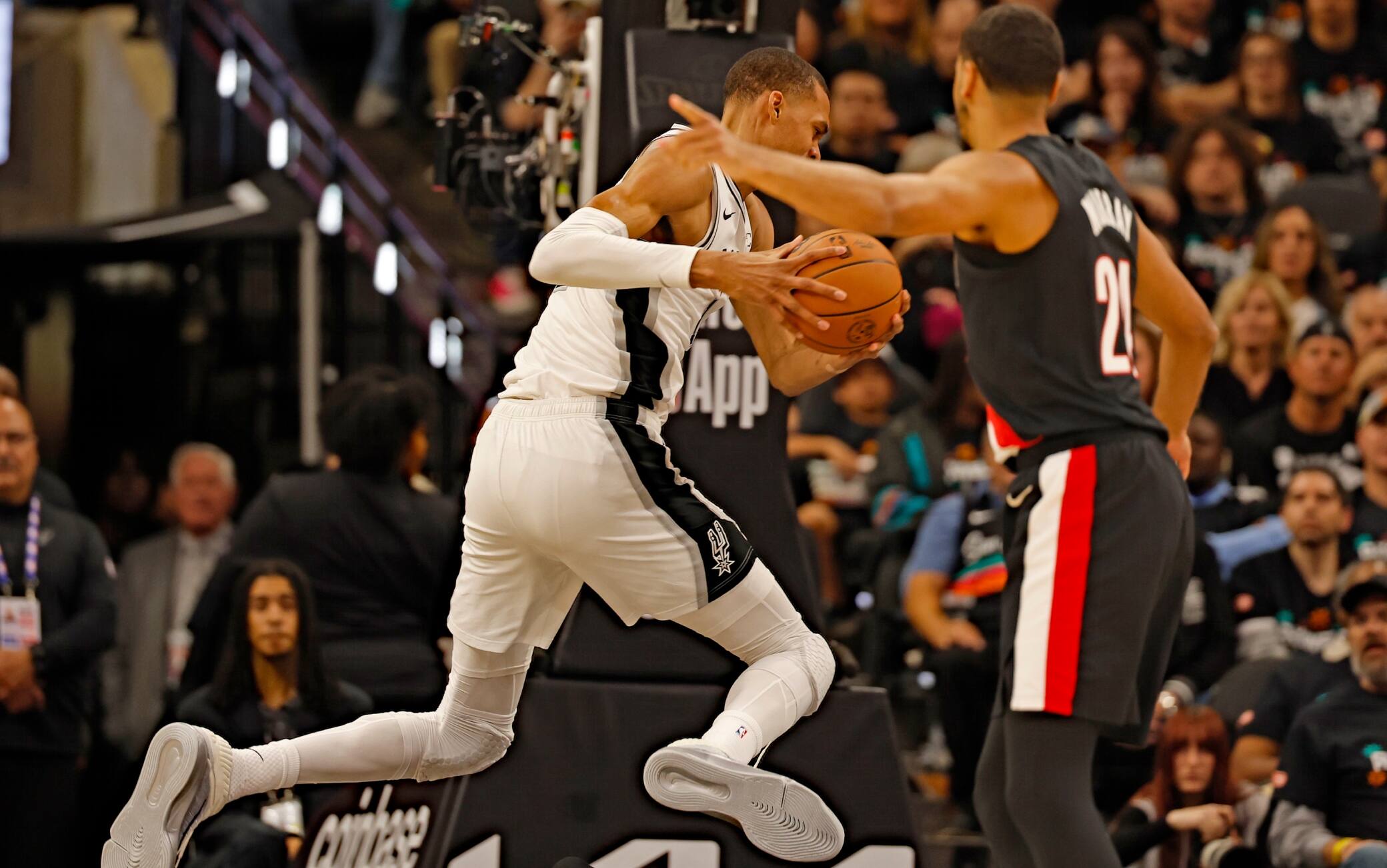 NBA, paura per Wemby: cade male, picchia la testa e deve lasciare gara-2 contro Portland