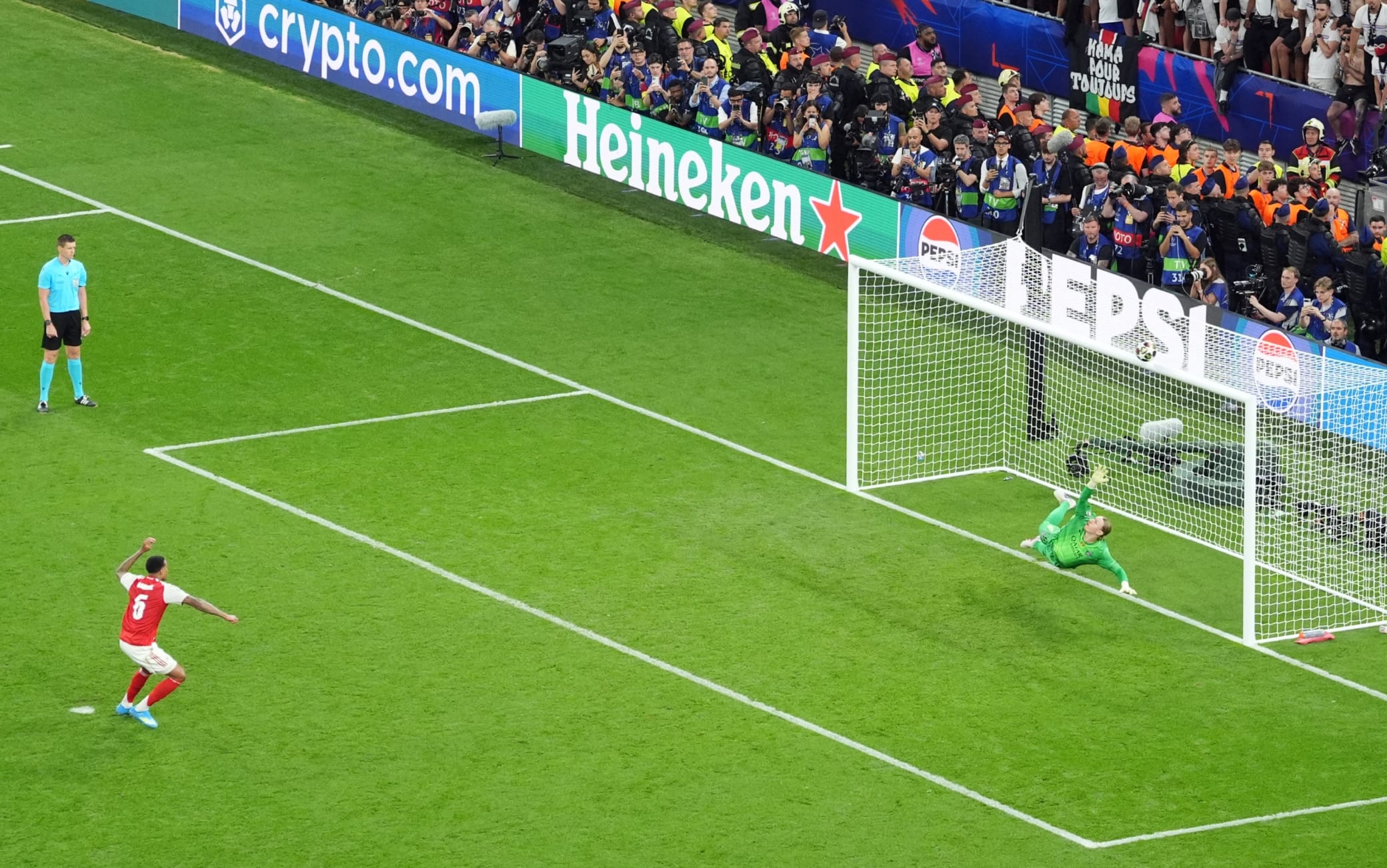 Psg-Arsenal, il rigore decisivo della finale di Champions: Gabriel manda altissimo! VIDEO