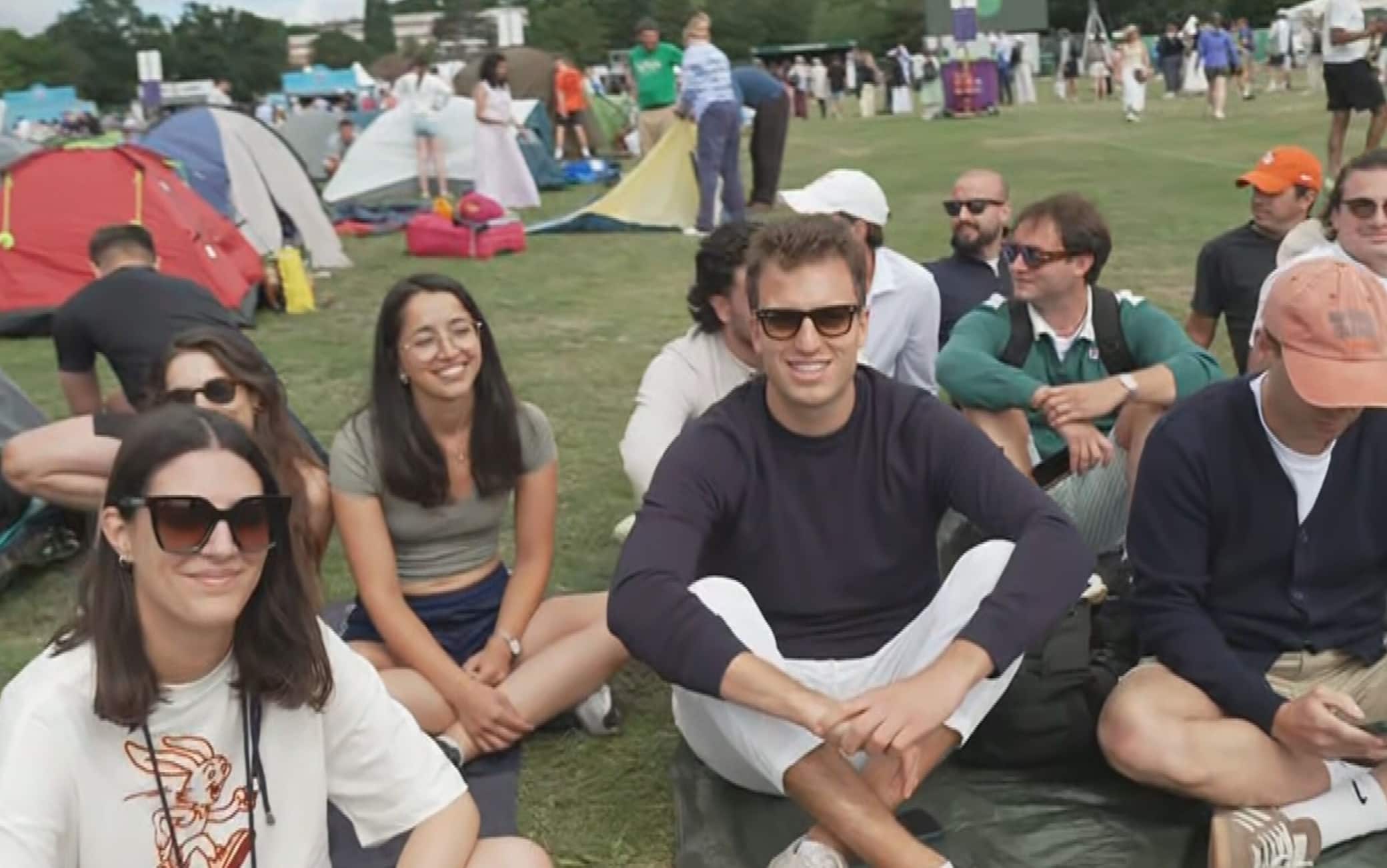 Wimbledon, tifosi italiani dormono in tenda alla ricerca di biglietti