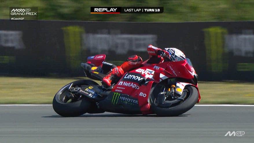 Brno, Marquez rischia all'ultima curva. E nei box..