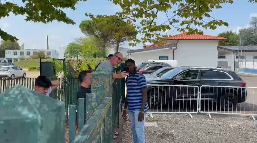 Como, per Kean le prime foto con i nuovi tifosi