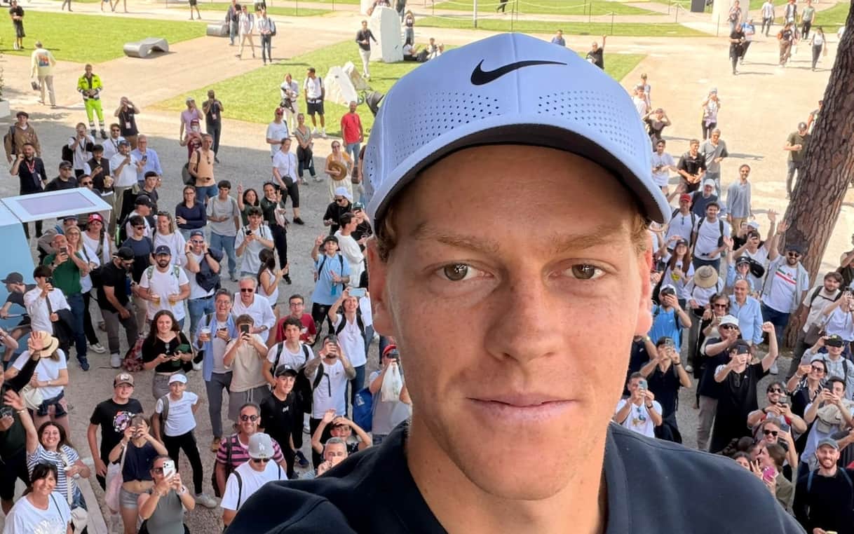 https://sport.sky.it/assets/images/4e51c0bc809892f2ff52a4e9ed3173f398a24411/skysport/it/tennis/2026/05/07/foto-sinner-roma-allenamento-selfie-tifosi-foro-italico/sinner_selfie_roma_atp.jpg?im=Resize,width=1218