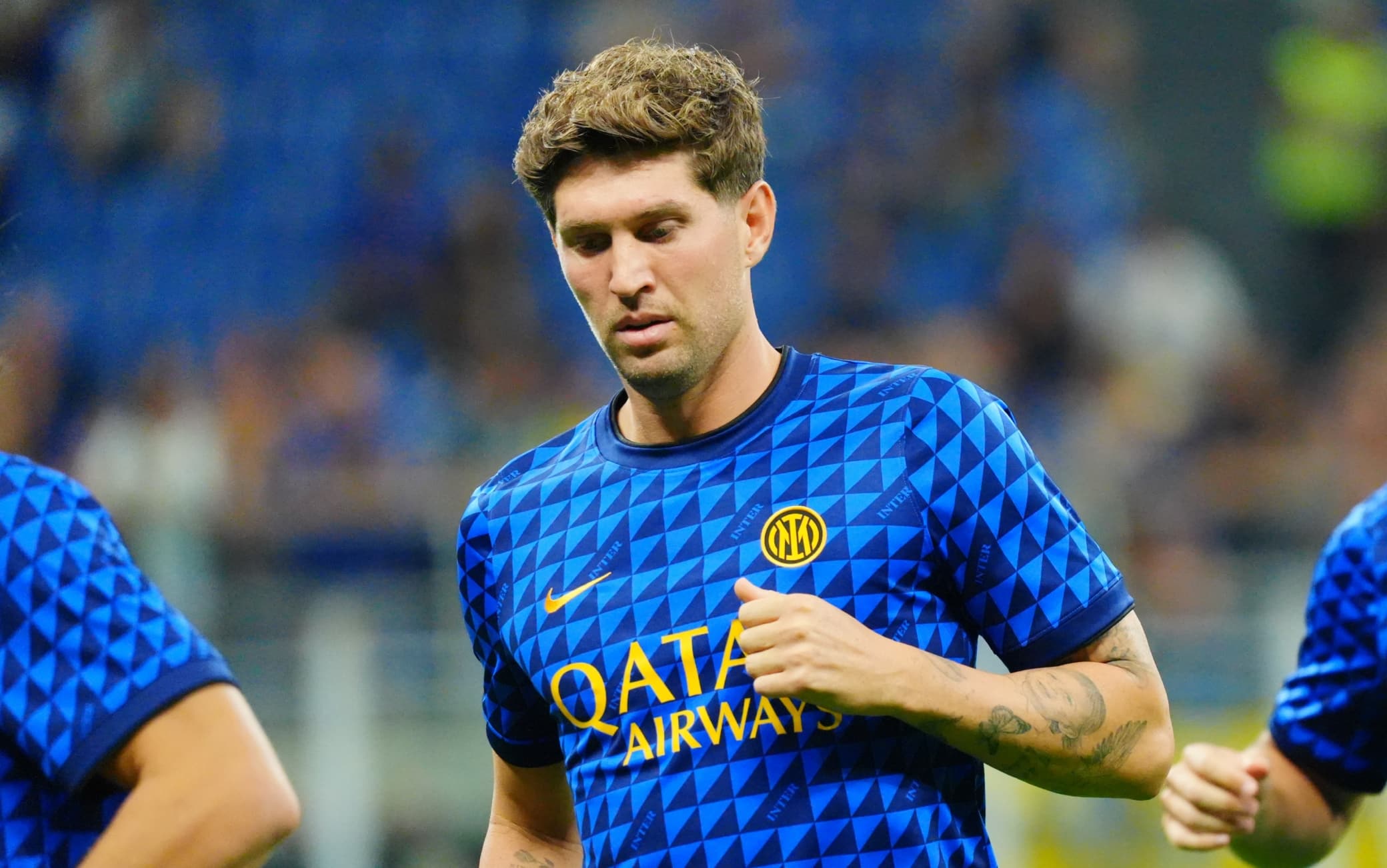 Inter, risentimento alla coscia per Stones: stop di 3-4 settimane