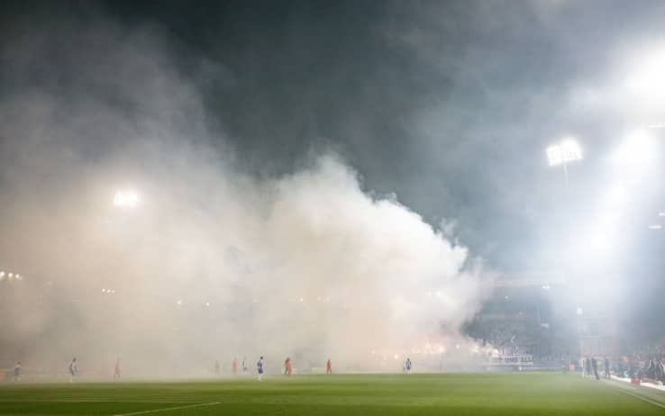 Il fumo avvolge il terreno di gioco