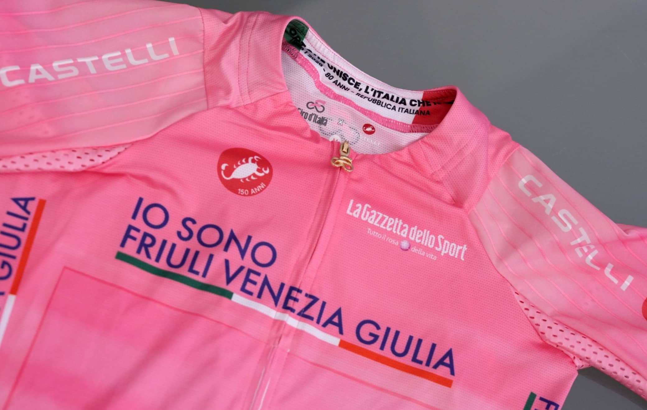 Giro d'Italia 2026, svelata la nuova maglia rosa con omaggio alla Repubblica: le foto