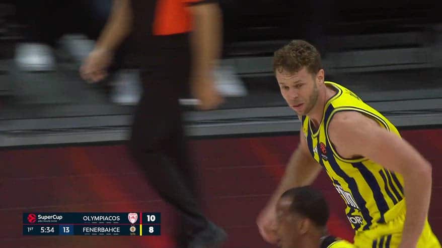 Supercoppa Eurolega, Melli comincia schiacciando al volo