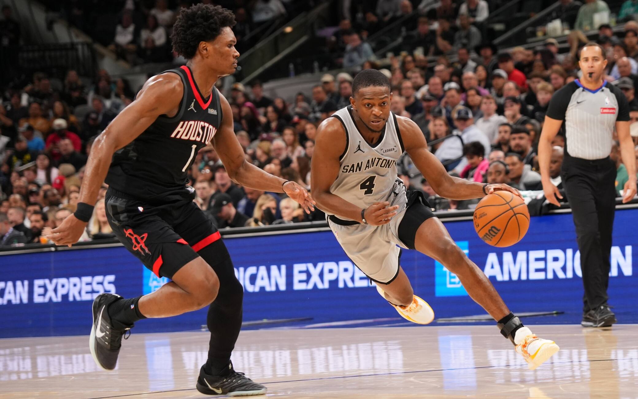  NBA, i risultati della notte: San Antonio travolge Houston, i Lakers battono New York