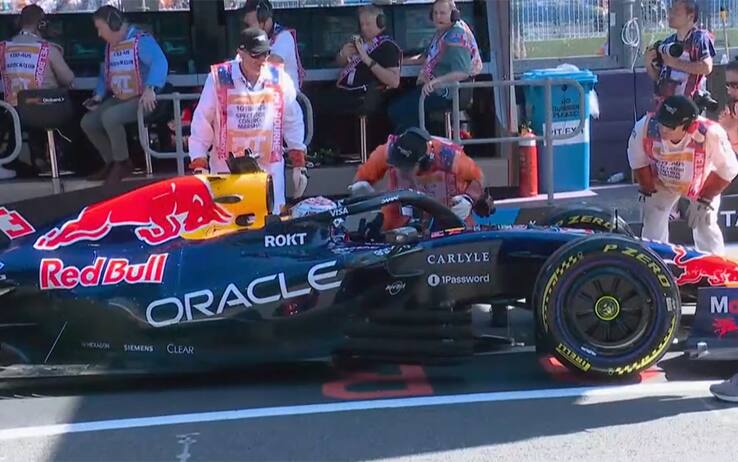 Problema in Red Bull: Verstappen si ferma in pit-lane nelle Libere 2 del GP Australia