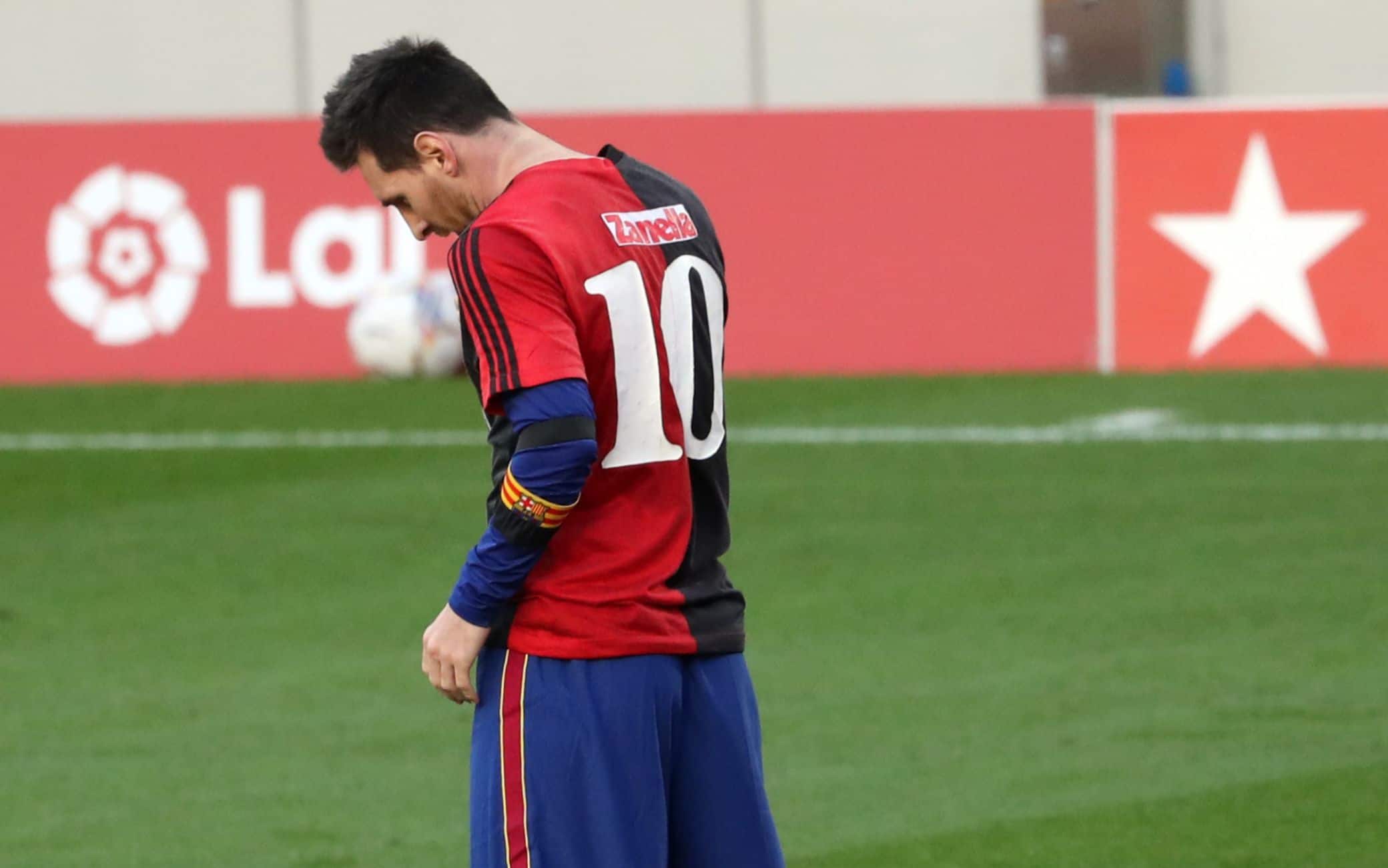 L'omaggio di Messi dopo la scomparsa di Maradona: gol e maglia numero 10 dei Newell's