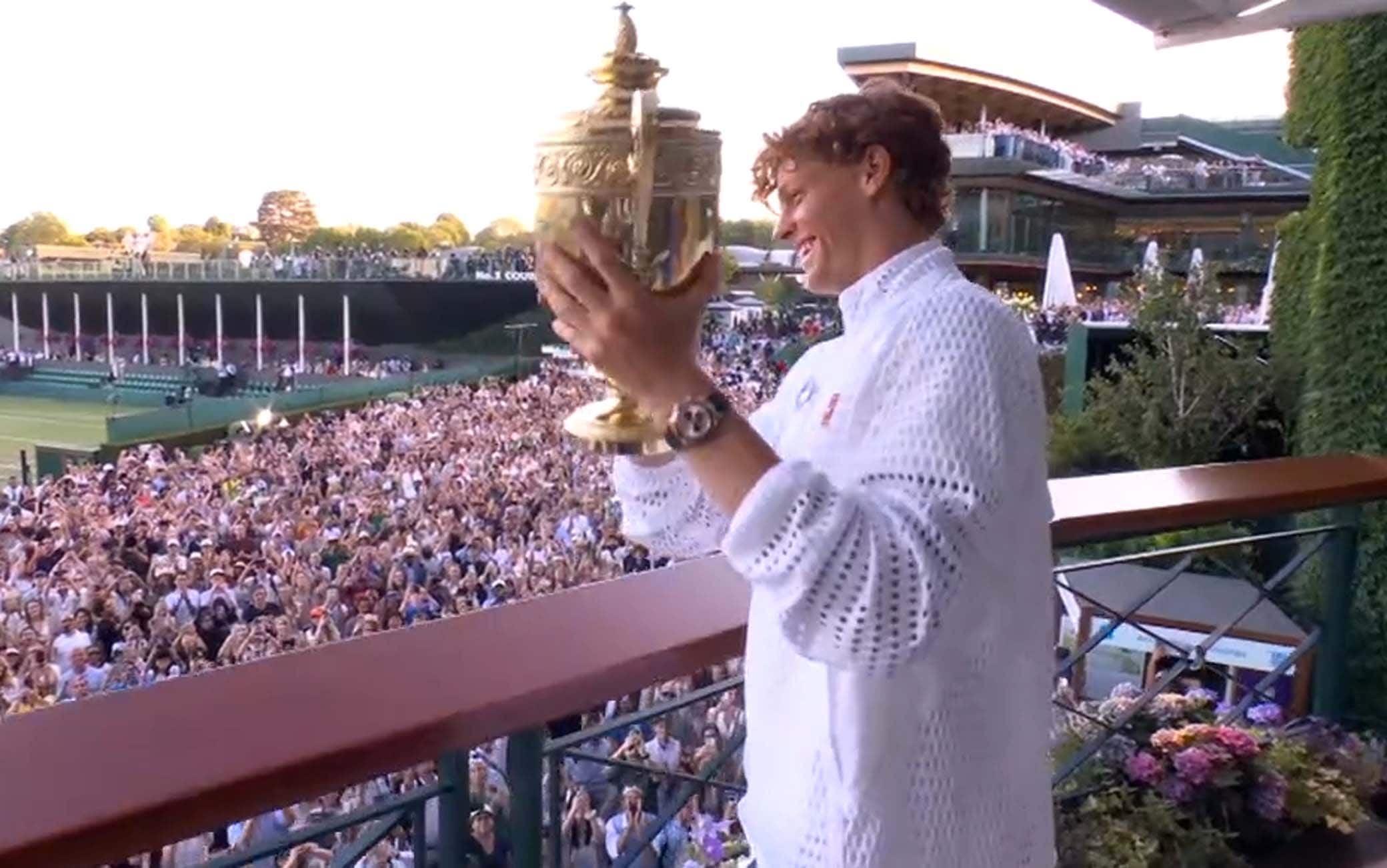 Sinner esce col trofeo dalla terrazza di Wimbledon: tanti italiani in coro. VIDEO