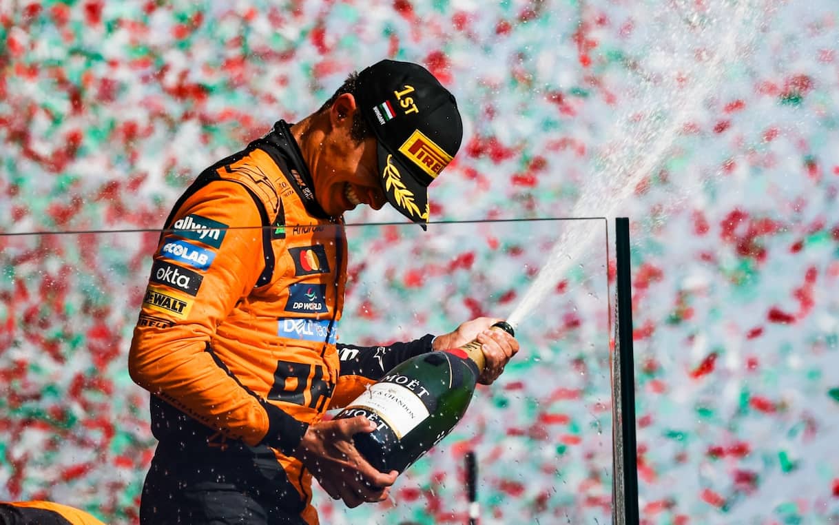 https://sport.sky.it/assets/images/505e5ab5c879daa3914b16f9f5abc6d574d3fdd7/skysport/it/motori/formula-1/2025/08/01/f1-gp-ungheria-2025-foto-video/ipa_norris_mclaren_podio_ungheria.jpg?im=Resize,width=1218