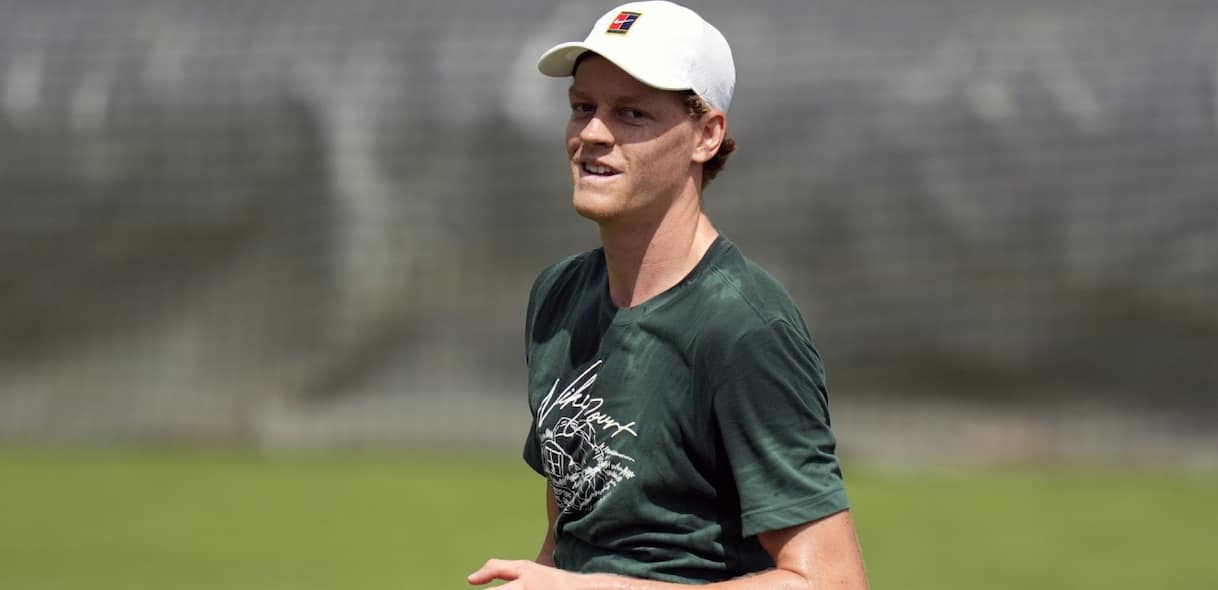 https://sport.sky.it/assets/images/50acfff6c95ced2537f4603def2701d086e6f66a/skysport/it/tennis/video/2026/06/28/sinner-oggi-allenamento-wimbledon-video-1108248/og_ipa_sinner_wimbledon.jpg?im=Resize,width=1218