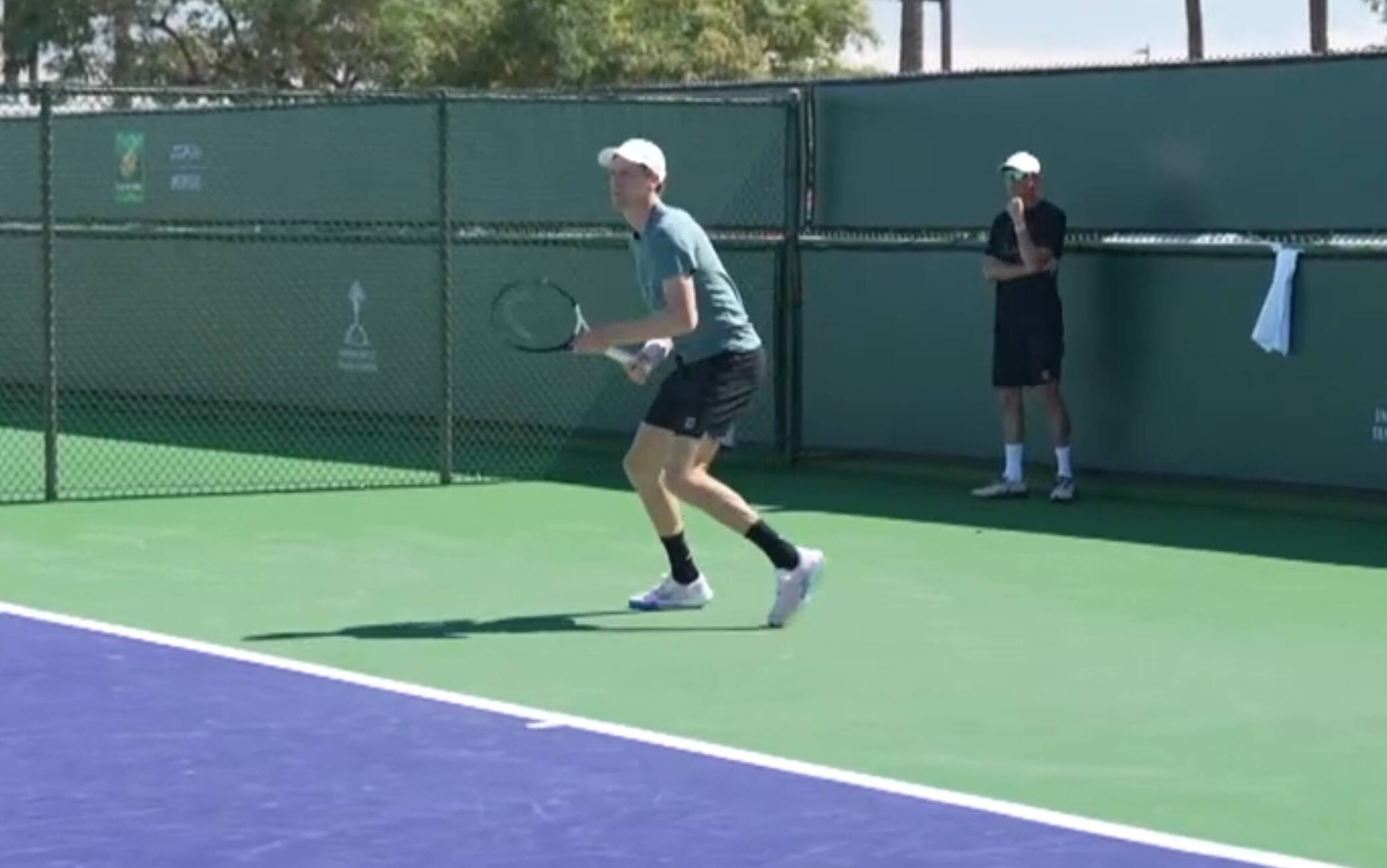 Sinner, l'allenamento alla vigilia del match con Shapovalov a Indian Wells. VIDEO