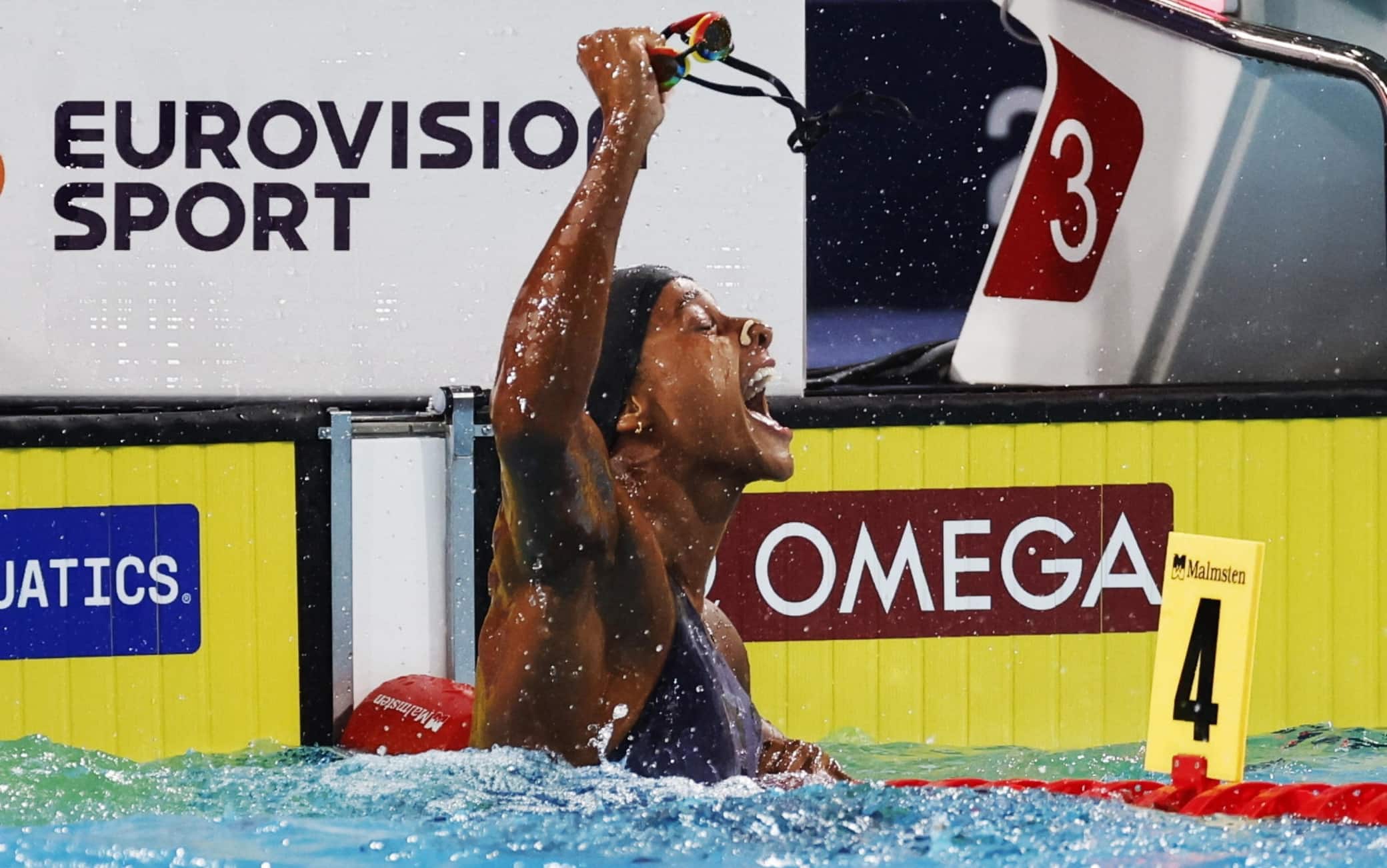 Sara Curtis, il video dello strepitoso record del mondo nei 50 dorso agli Europei di nuoto