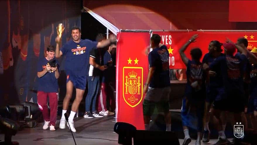 Spagna, il capitano Rodri entra con la Coppa del Mondo