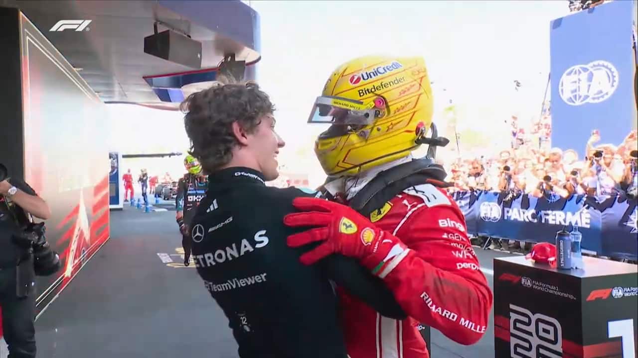 Kimi Antonelli, abbraccio a Hamilton dopo il traguardo per la vittoria a Barcellona