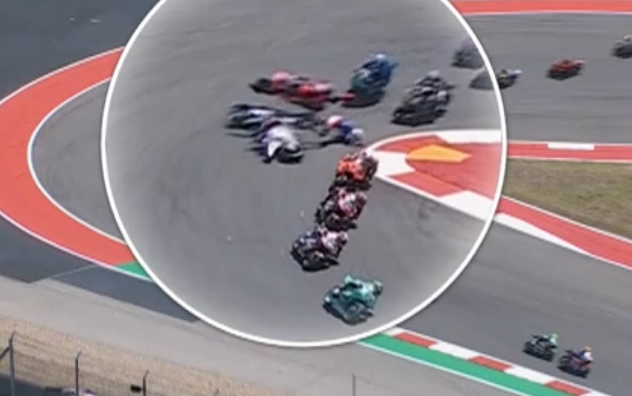 Incidente in Moto2 oggi ad Austin: 7 piloti coinvolti, per Piqueras frattura del femore
