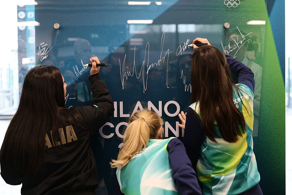 Le firme sul murales della pace