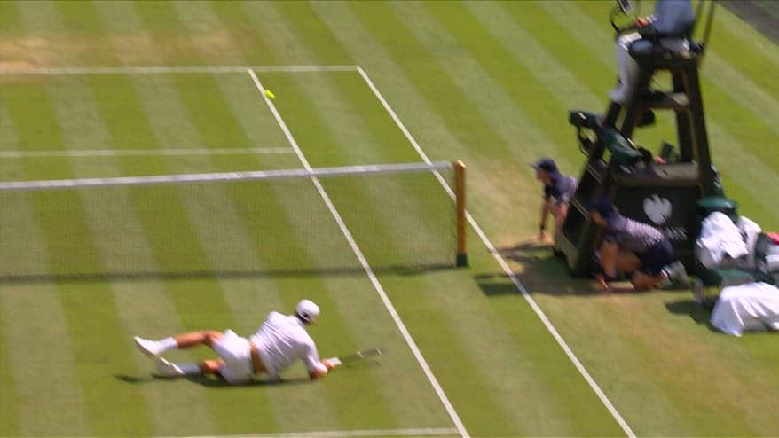 Djokovic regala spettacolo con una volée in tuffo