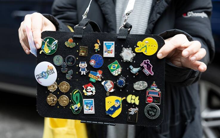 Olimpiadi invernali, spille Milano Cortina 2026: è "pin mania" tra gli atleti